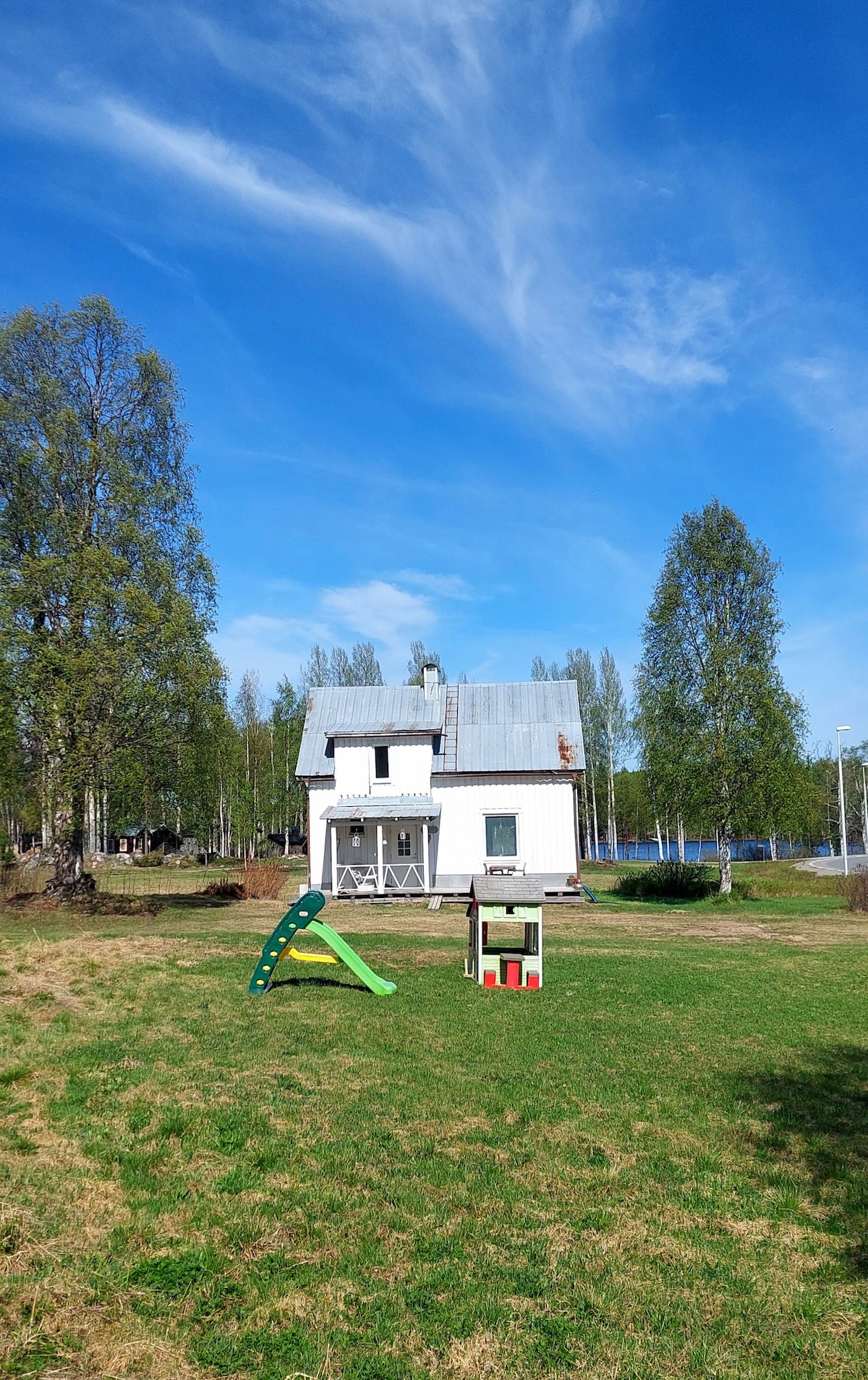 Maison face au lac en Laponie. House near the lake