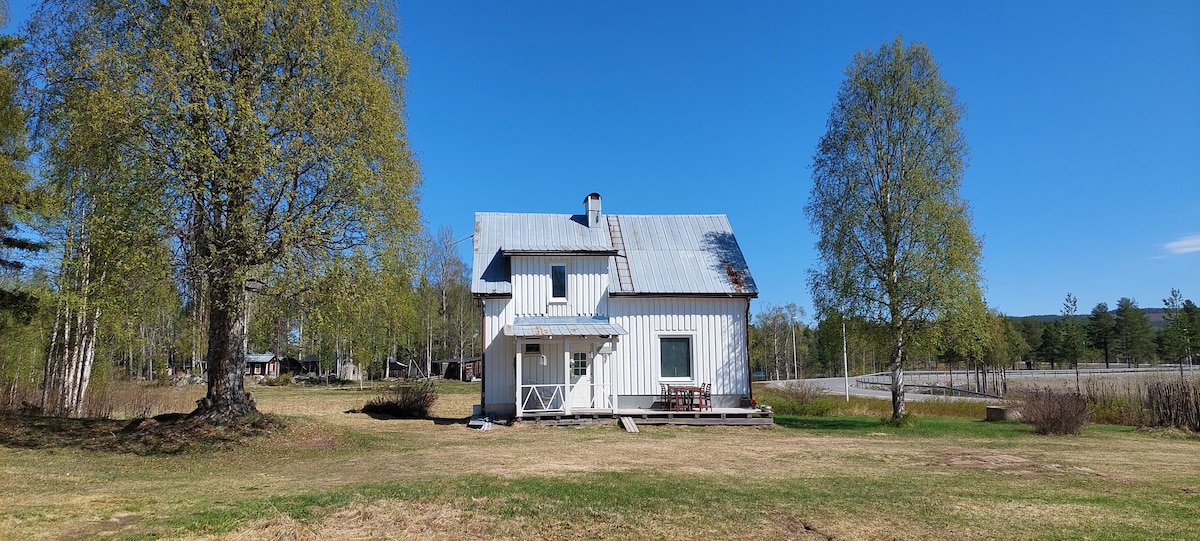 Maison face au lac en Laponie. House near the lake