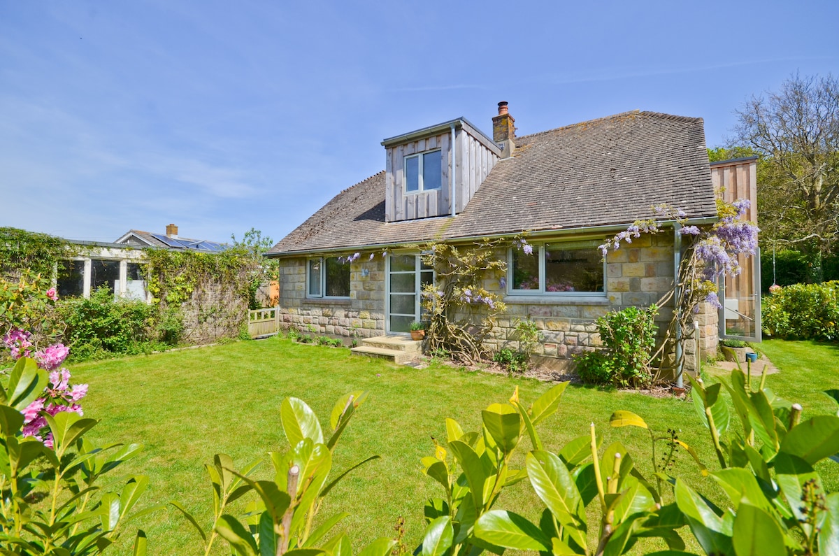 Cosy coastal cottage