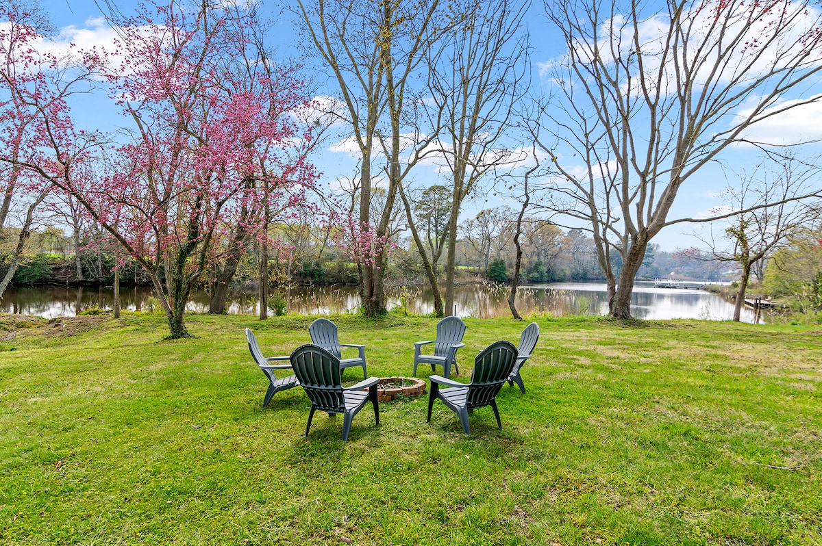 Waterfront & Hot Tub! 4 BR/4 BA - Central Location