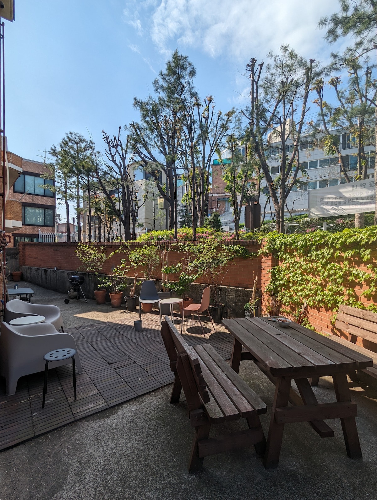 Spacious, quiet & welcoming tree-lined terrace (B)