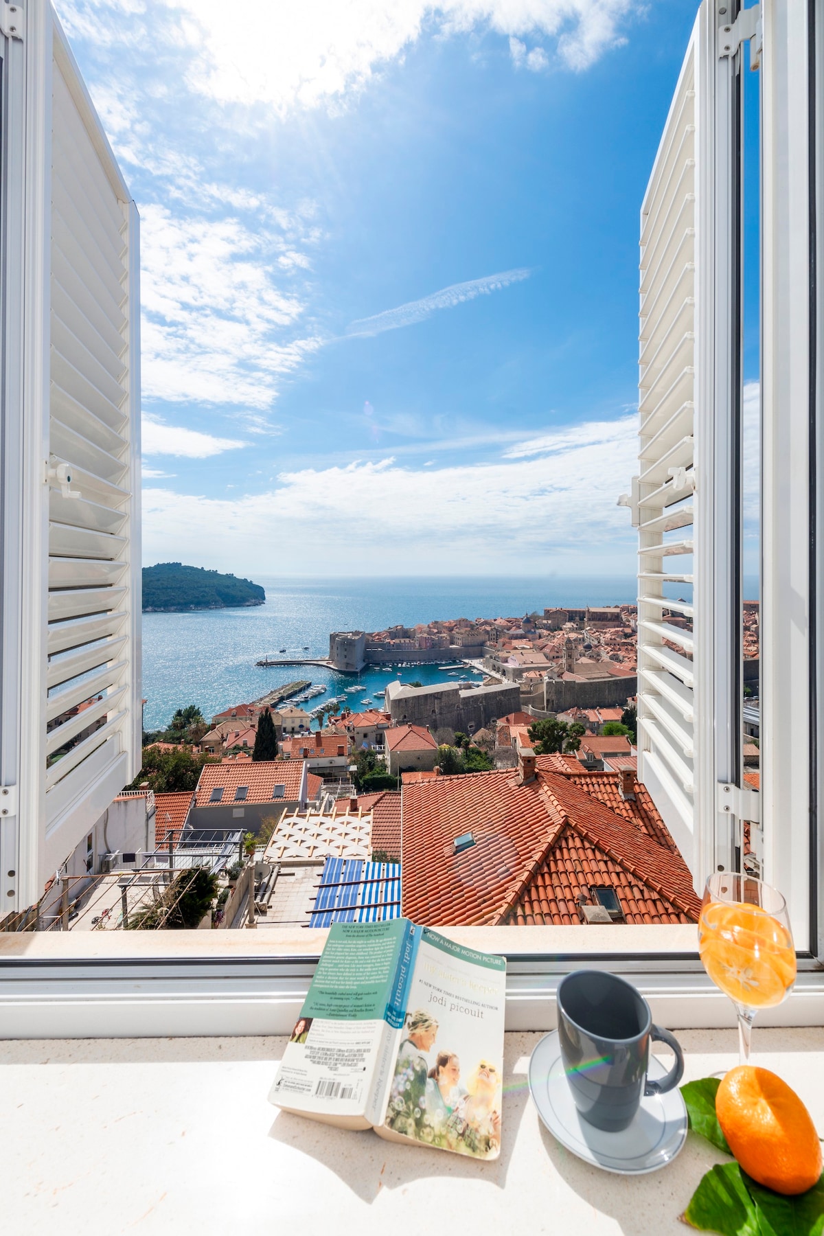 One Bedroom Apartment with Old Town & Sea View