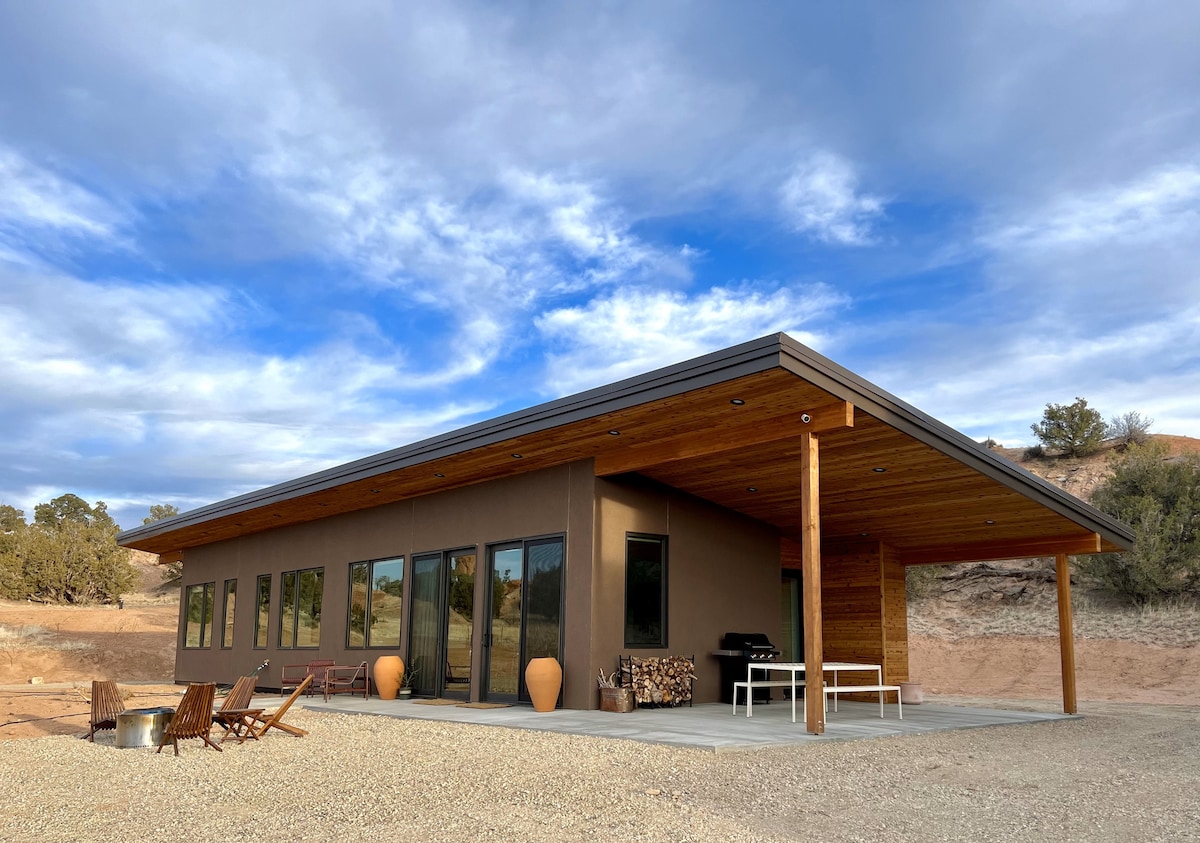 Off-grid Modern Desert Retreat near Bryce Canyon