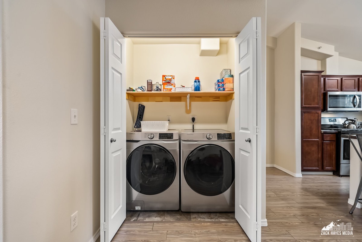 1-Queen Bed Modern and Quiet with Washer/Dryer