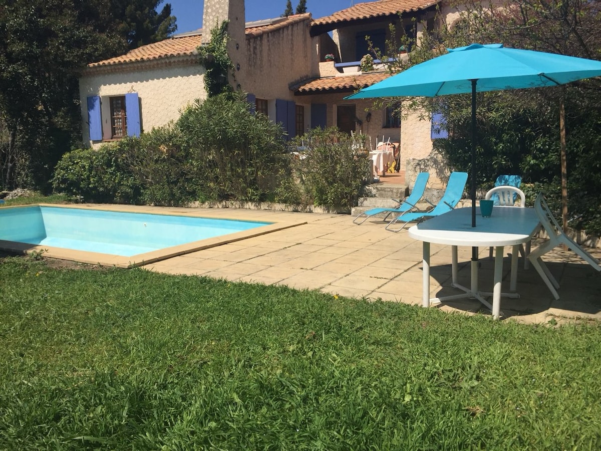 Jolie villa 4 à 6 personnes avec jardin et piscine