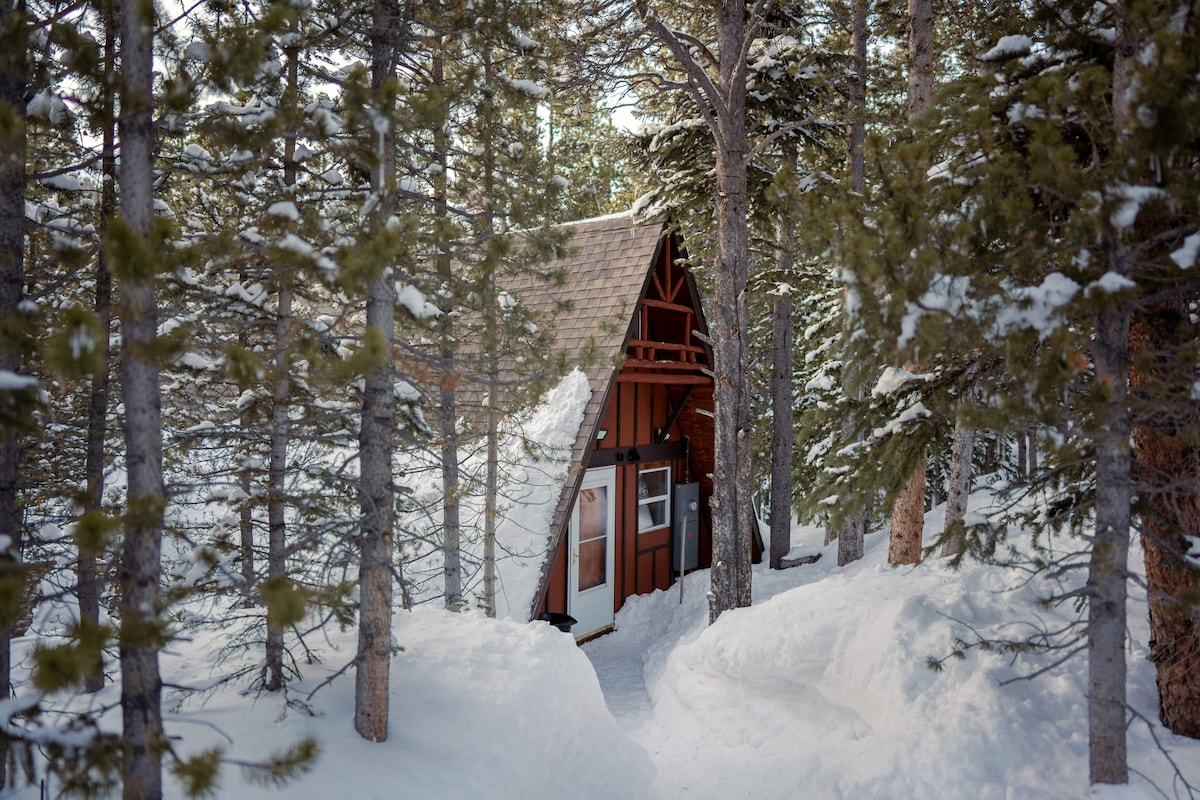 A-Frame Cabin - Mountain Views, Deck, Pet Friendly