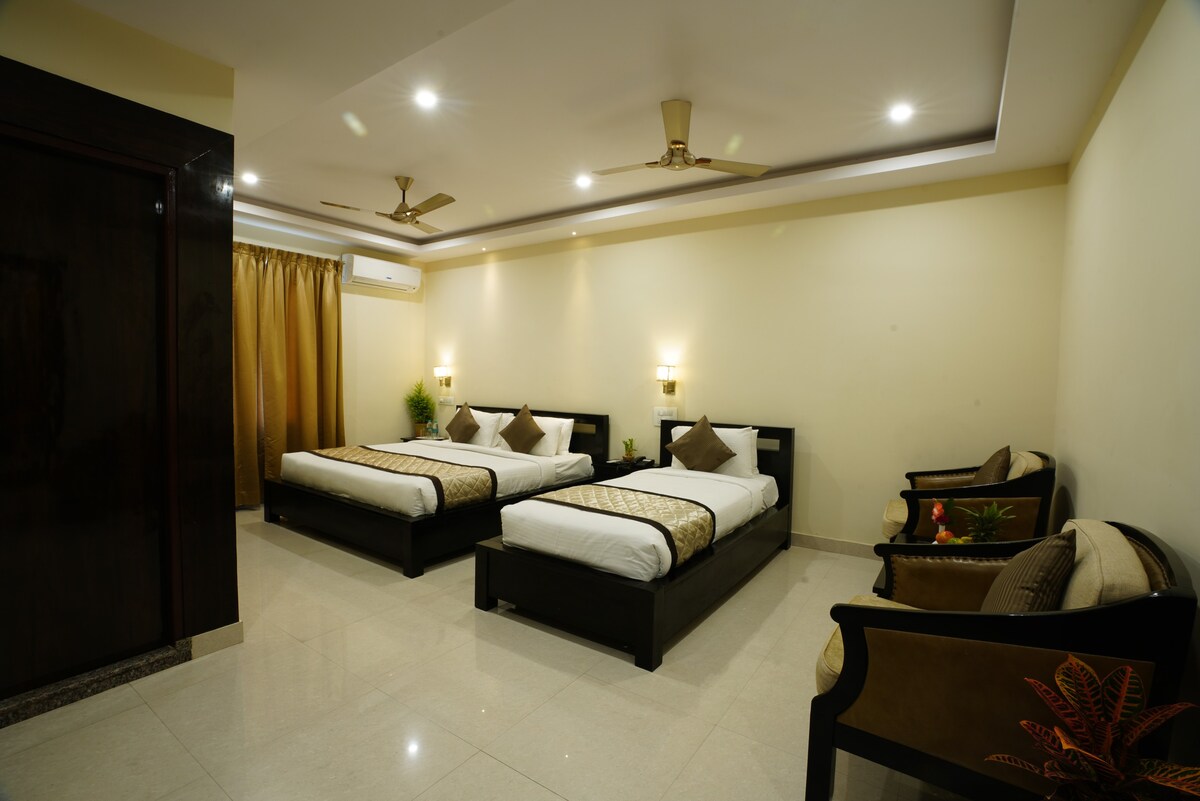 Deluxe Room with Breakfast @ Inaara Hotel