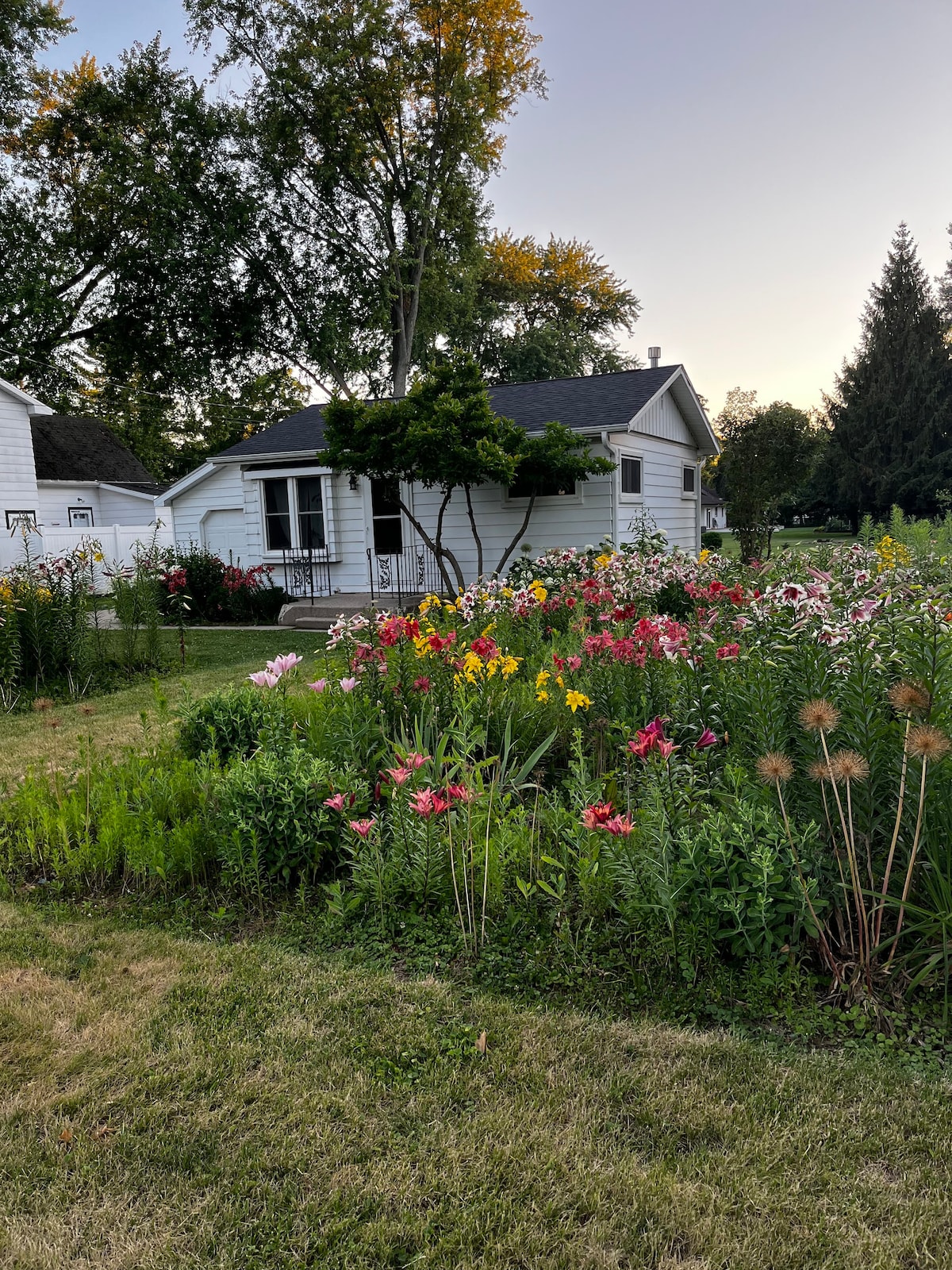Flower Field Cottage Near Geneva Lake