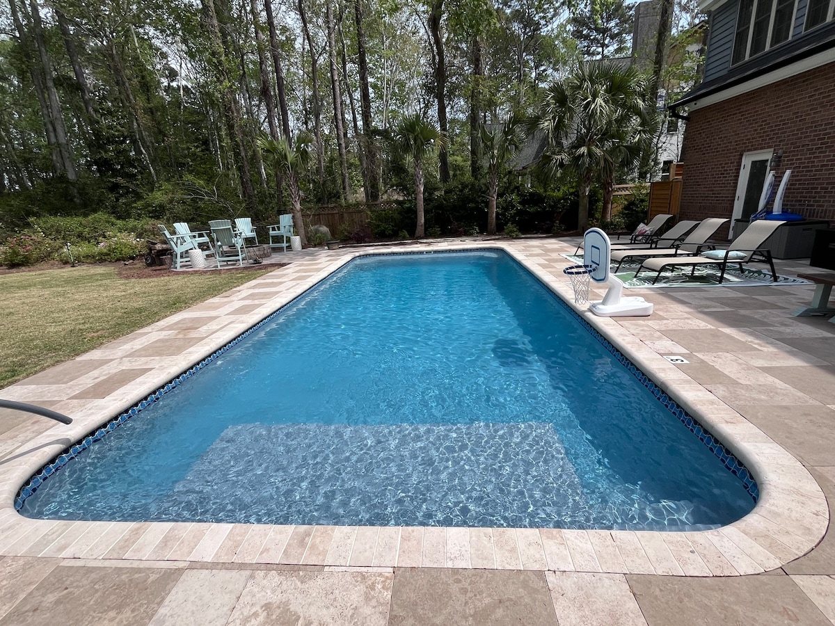 Entire home with pool 5 min from the beach!