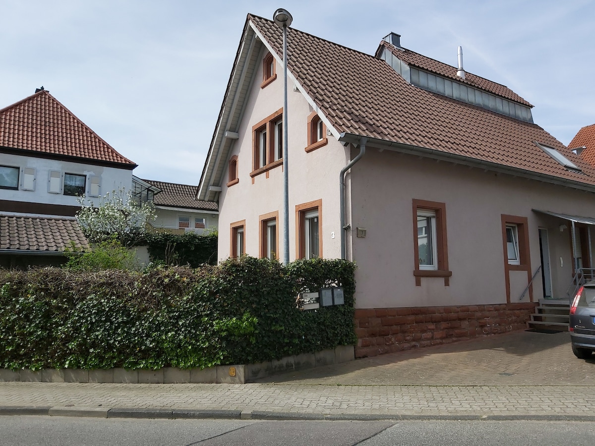 Schöne Wohnung mit Terr. u. Garten, opt.f. Hunde