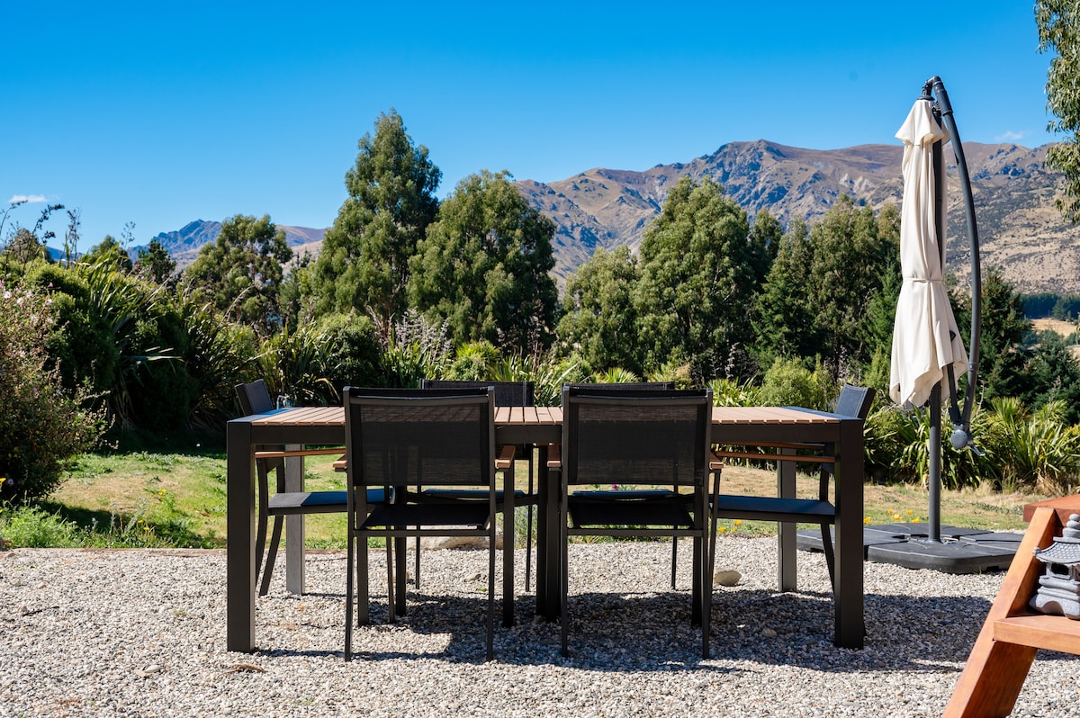 Stay on 1 Acre Land in Picturesque Hawea Flat