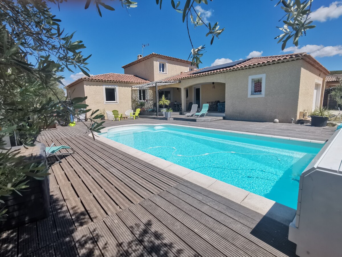 Villa provençale avec jardin et piscine