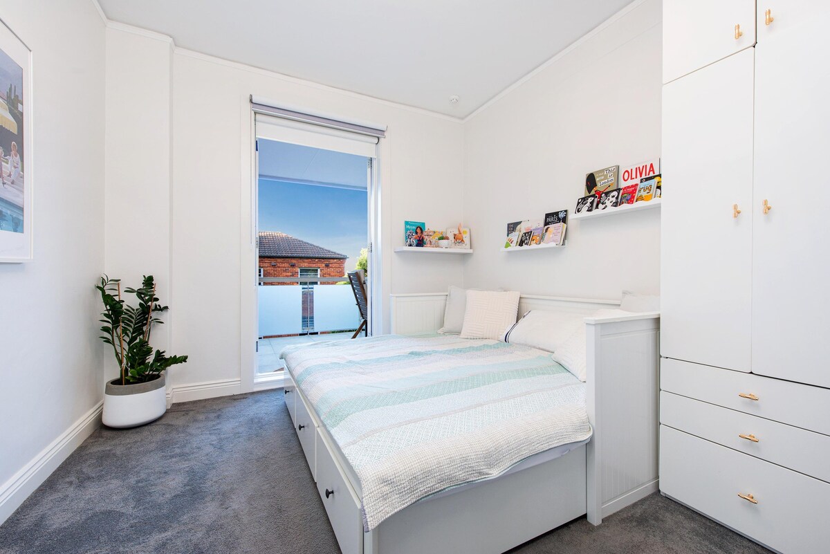 Sun-Kissed Apartment 300m to Bondi Beach