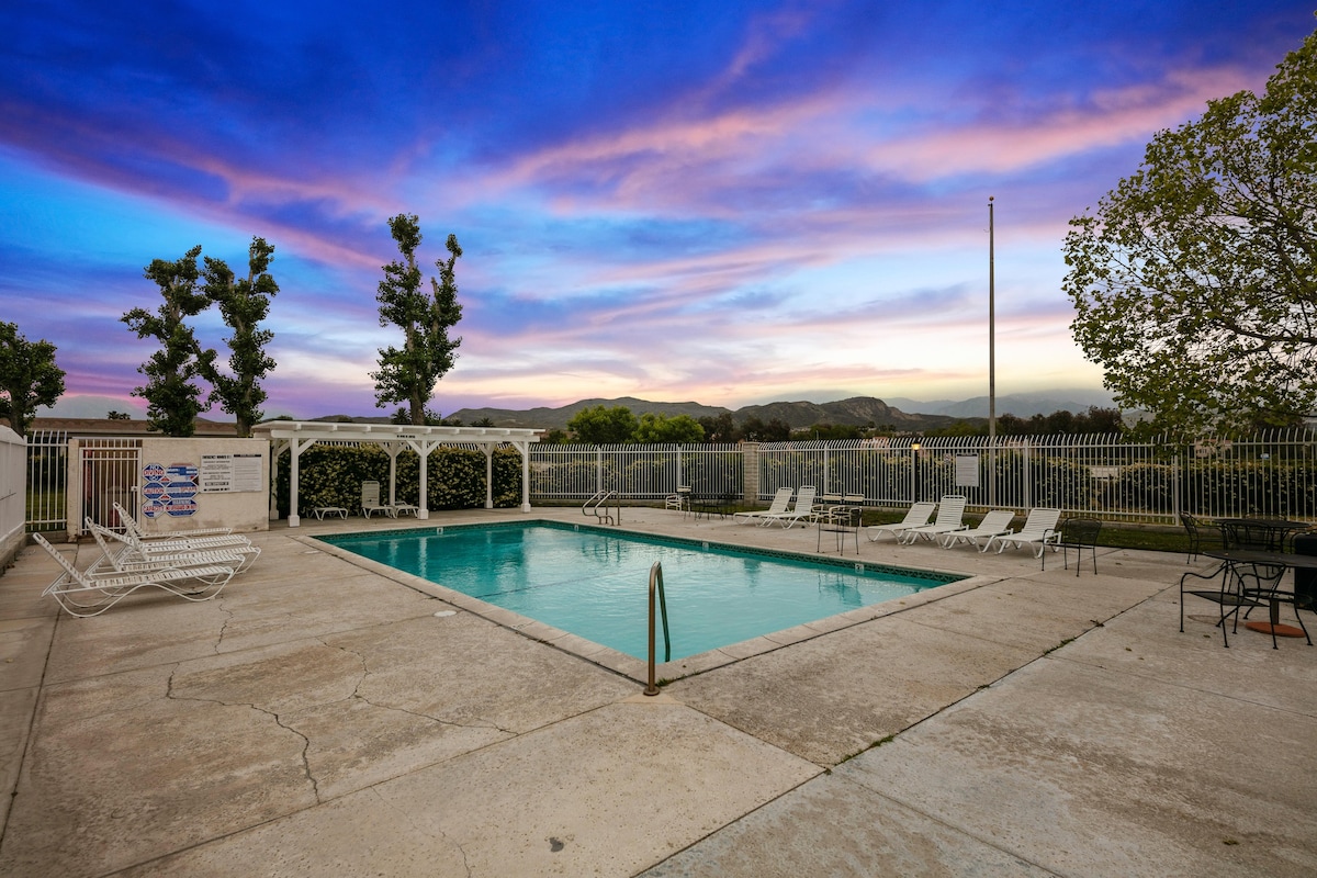 LA Magic Mtn Getaway: Pool, Views, Playground, BBQ