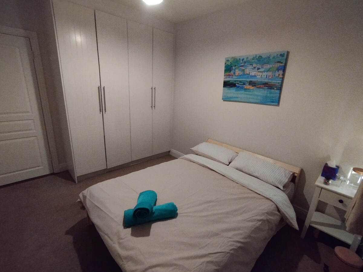 Double bed, private bathroom, near shops & airport