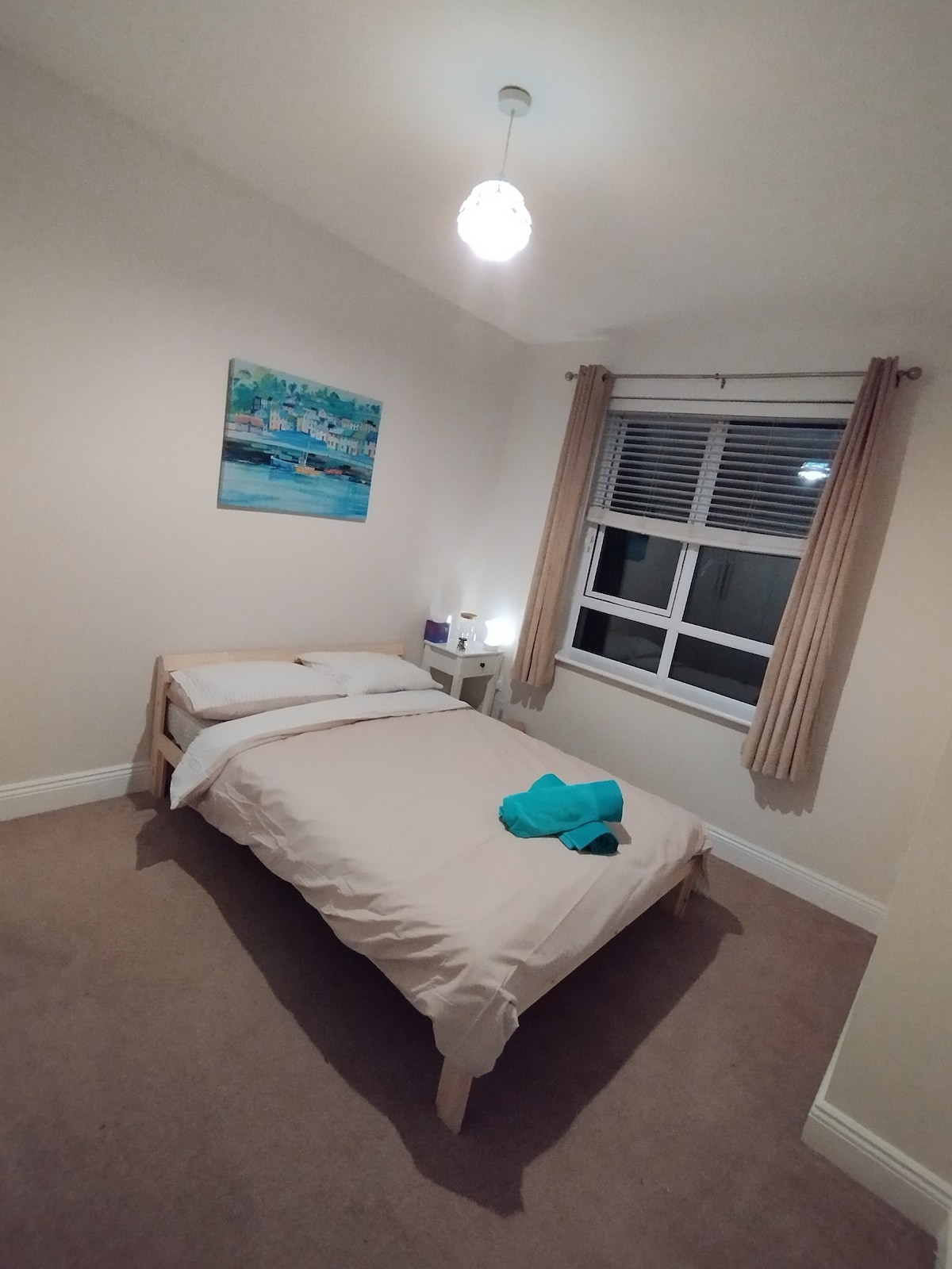 Double bed, private bathroom, near shops & airport