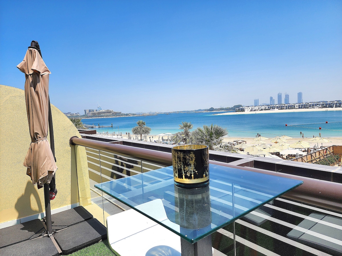 Sea facing Large Beachfront Dubai Palm Studio