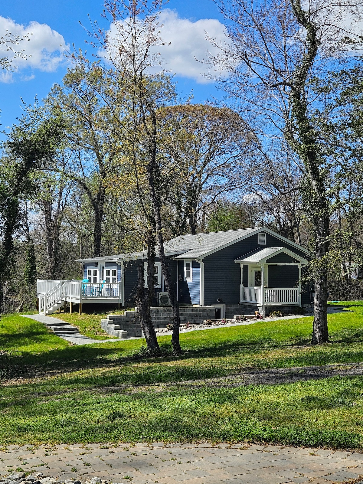 Little Blue Cottage on the Crick