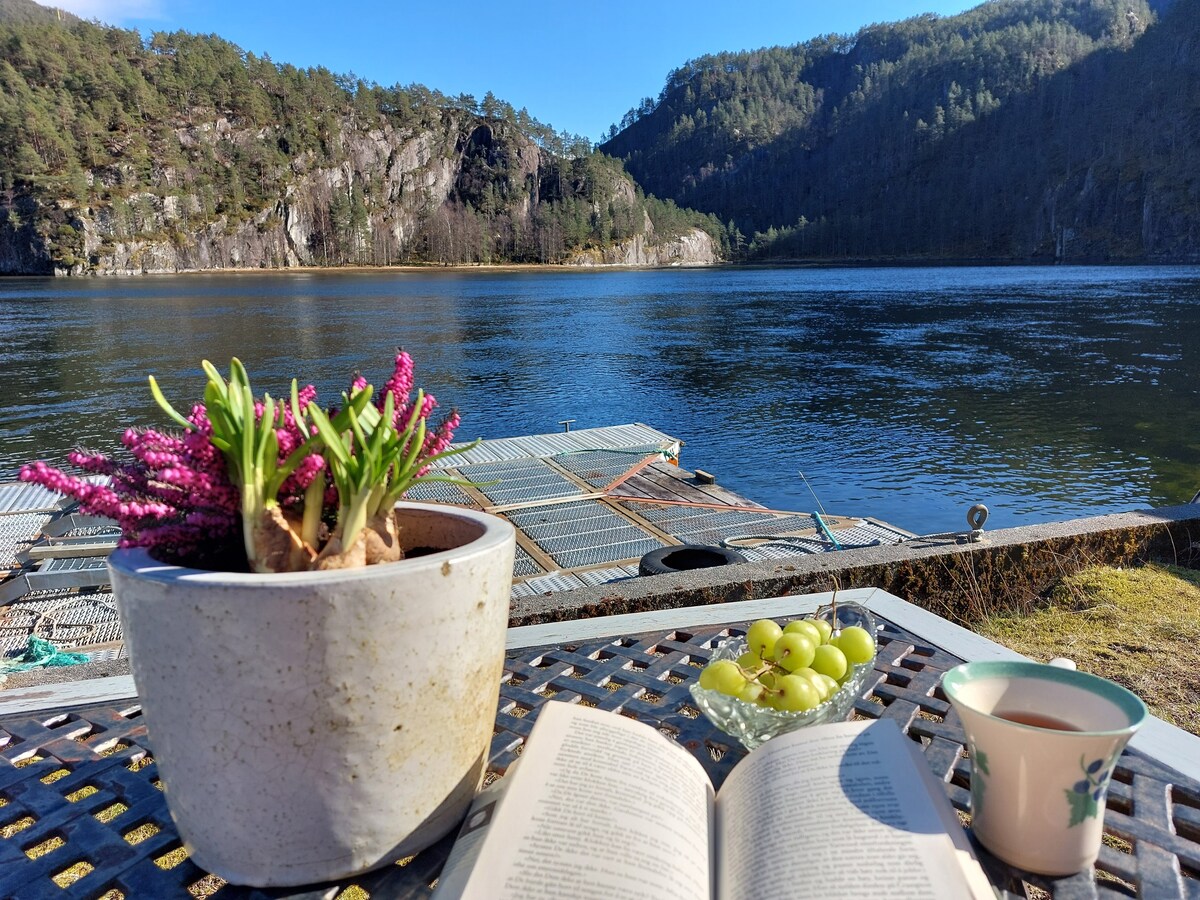 Koselig eldre hus ved fjorden.