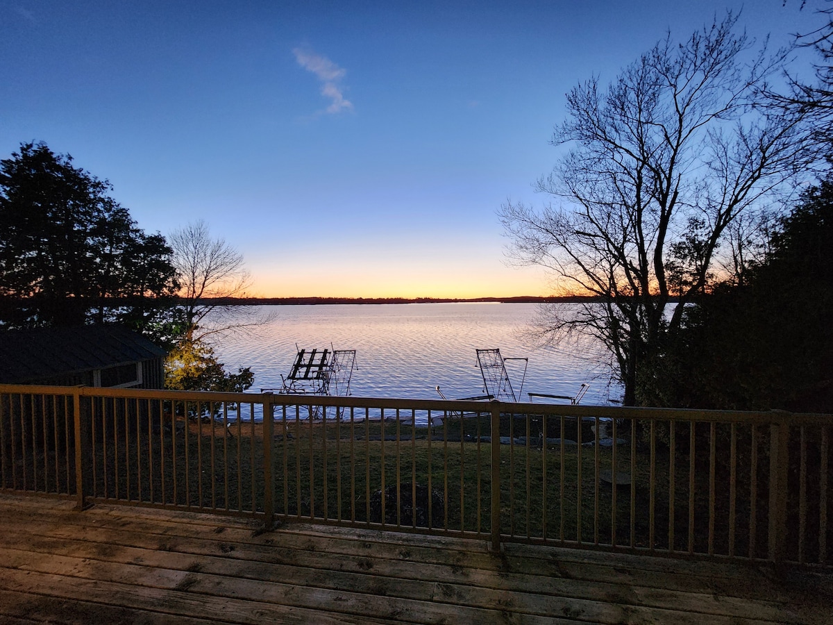 Lake Front Retreat w/ Picturesque Sunsets & Bunkie