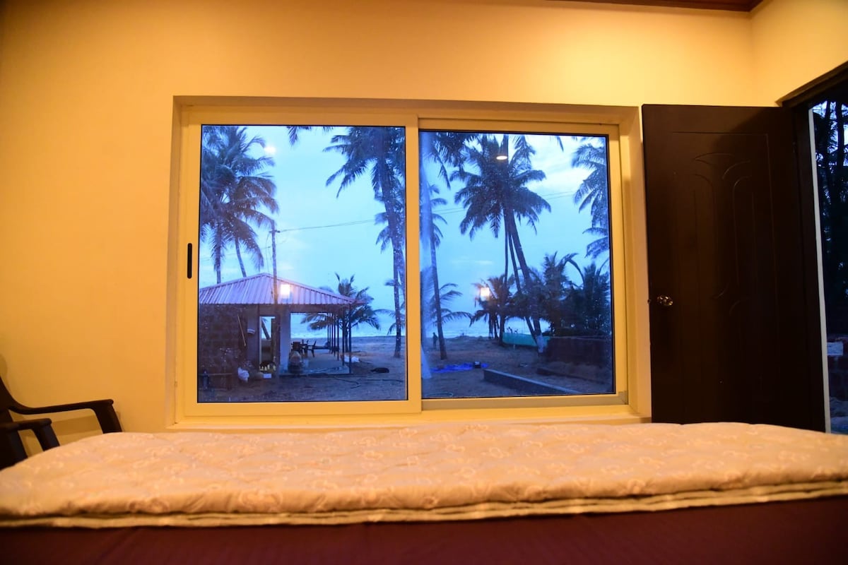 B105 Gokarna AC Seafacing rooms at Beach with Cafe