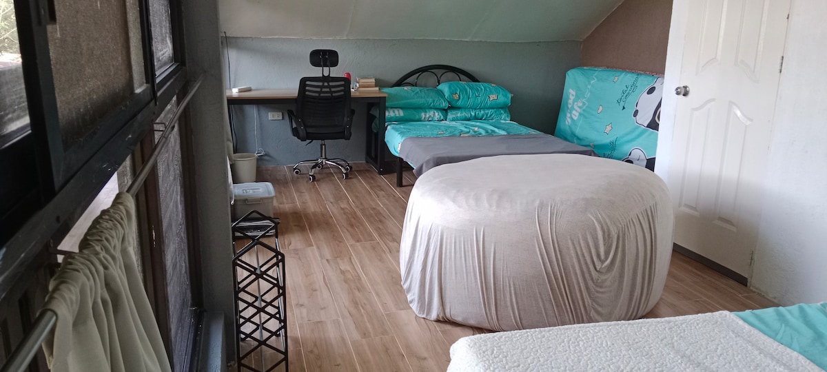 Countryside Escape - Huge Bedroom, Big Yard, 6 Pax