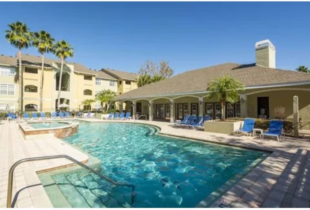 Lovely 2 beds condo heated pool.