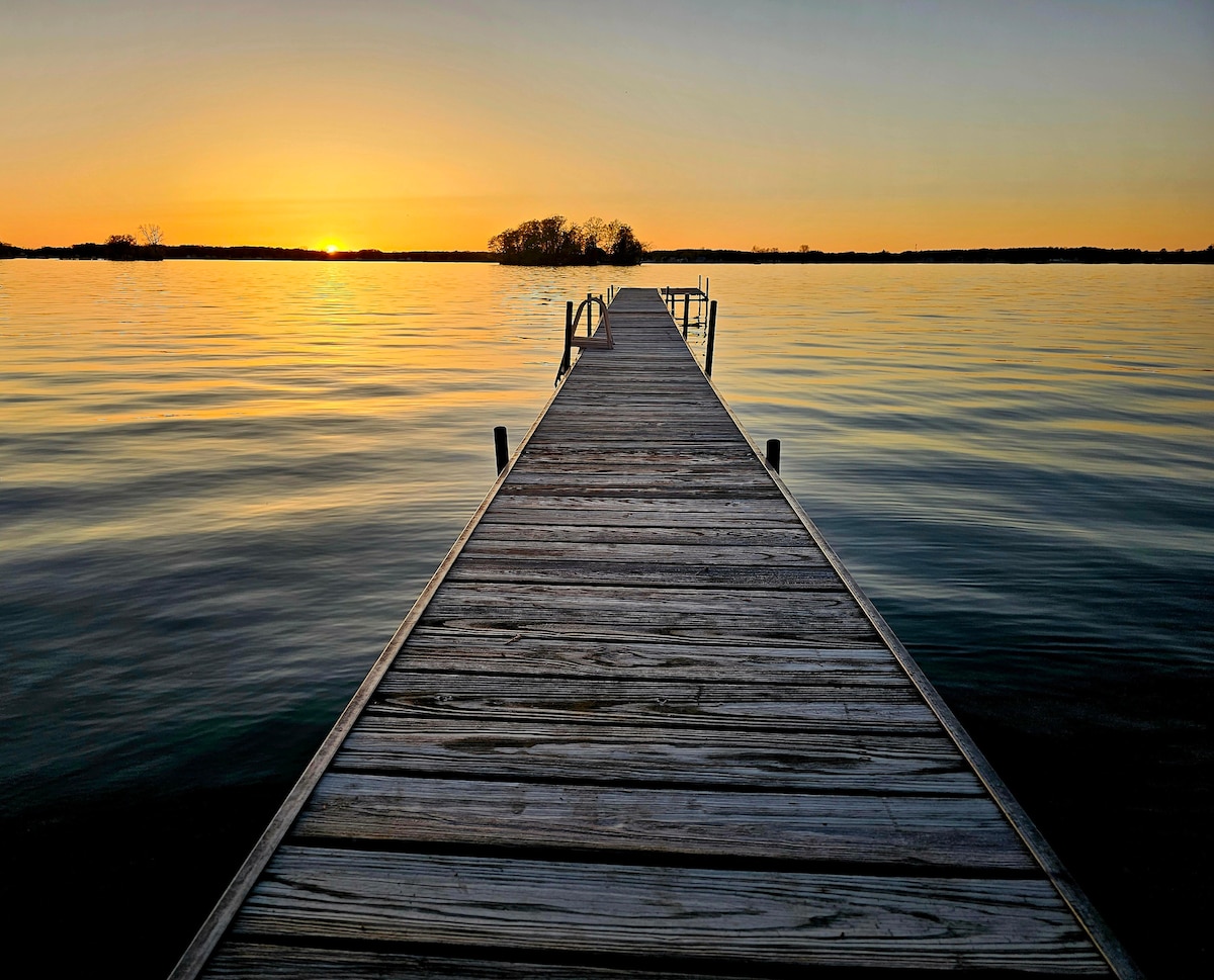 Crystal Water's Edge Lakefront Cottage