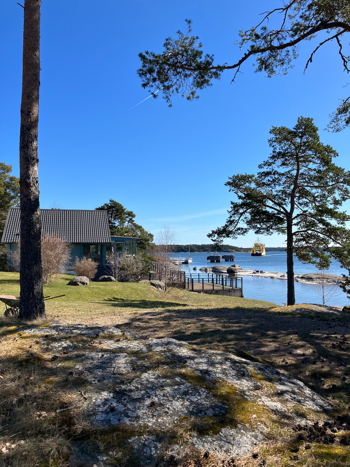 Small overnight cabin in the archipelago (1 of 4)