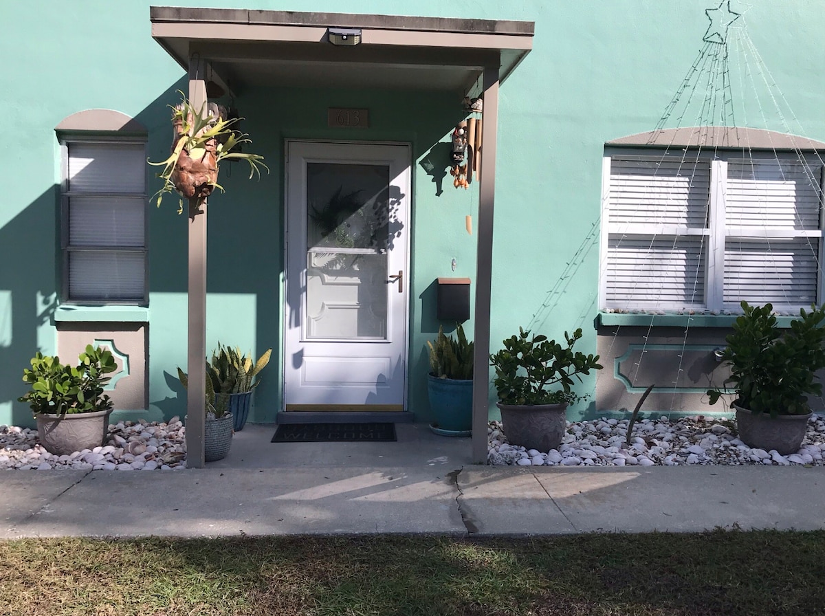 Palm Harbor waterfront cottage