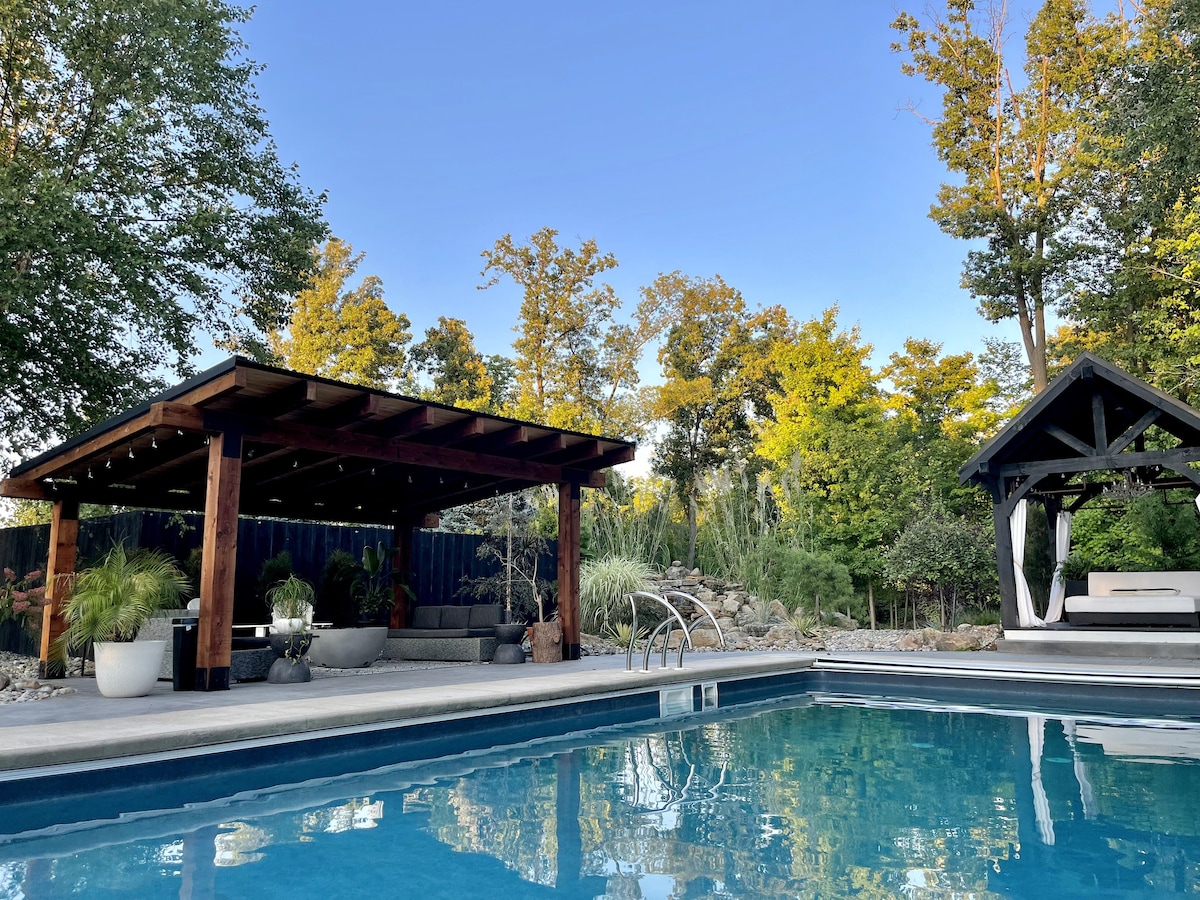 Black Swamp Bunkhouse: 
Poolside Oasis