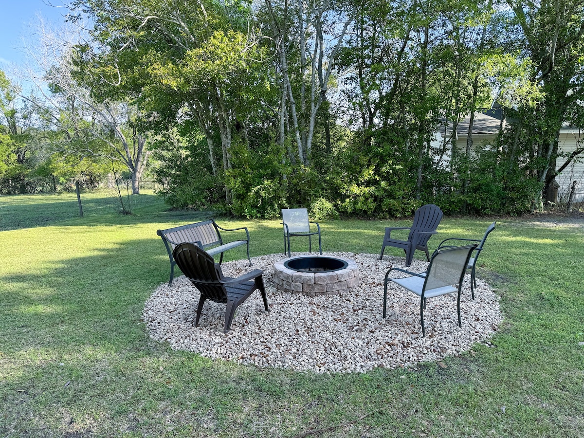 Southern Luxuries Near I-75 w/ RV Hookup & FirePit