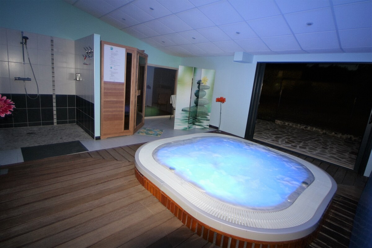 Gîte15pers, piscine chauffée, spa, sauna, fitness.