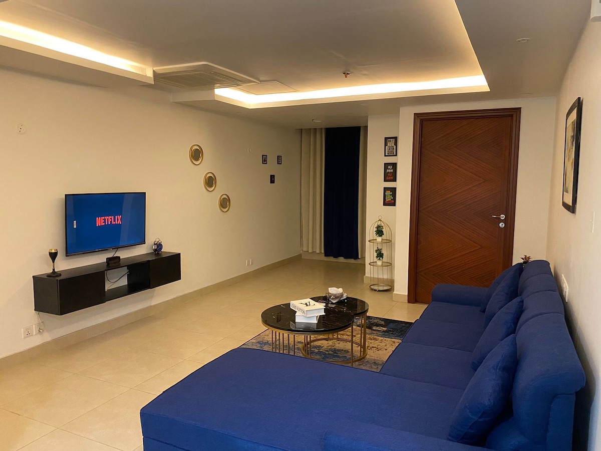 Modern Elegant 1BD Apartment w pvt balcony in DHA