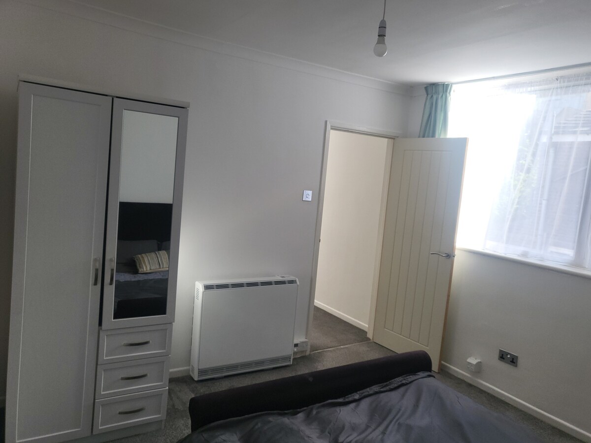 Double bedroom |Central Luton |University |Airport