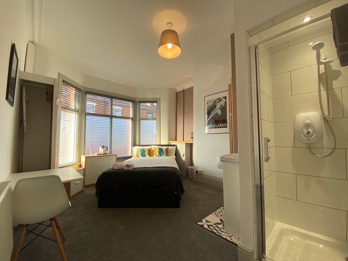 Co-living serviced house, room 1; 77 UW Crewe