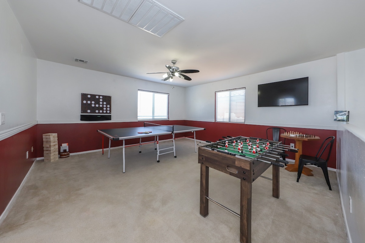 Fun Family-Friendly Five-Bedroom w/ Game Room!