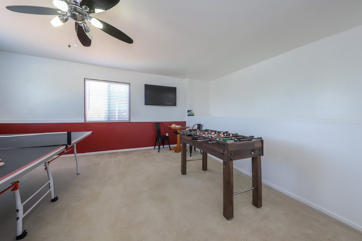 Fun Family-Friendly Five-Bedroom w/ Game Room!