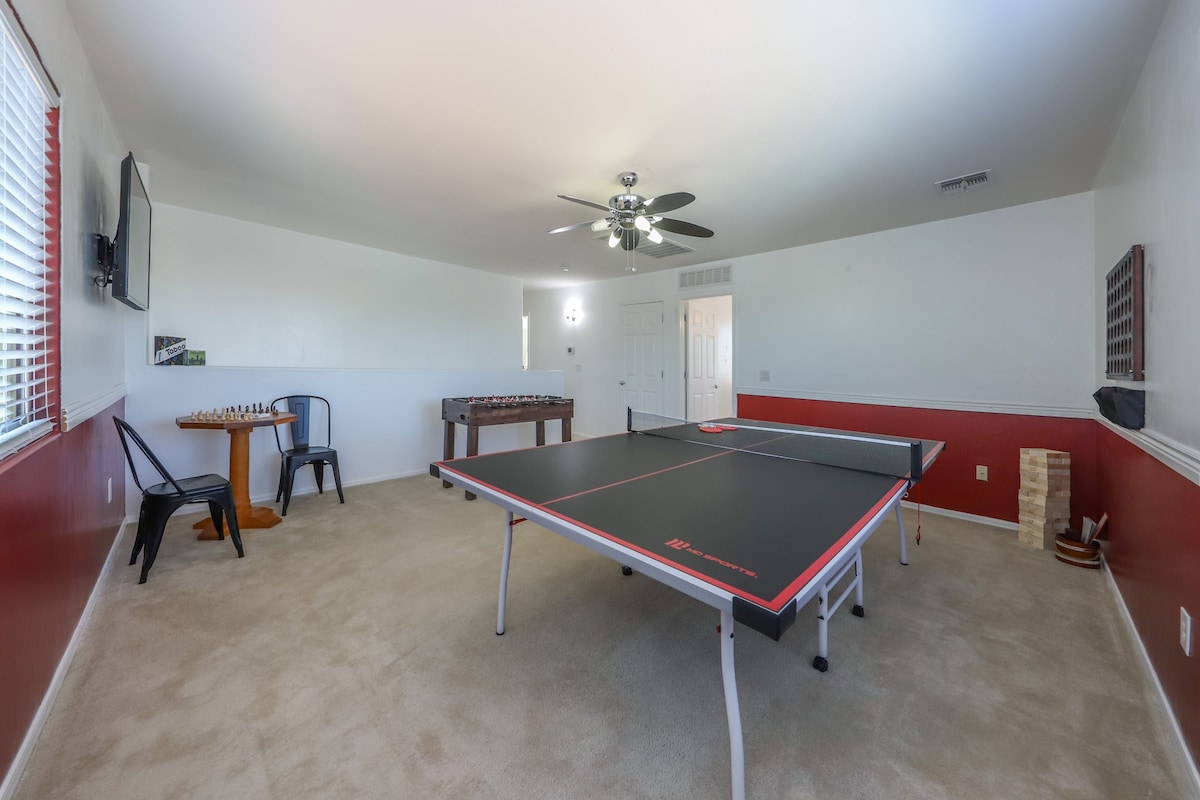 Fun Family-Friendly Five-Bedroom w/ Game Room!
