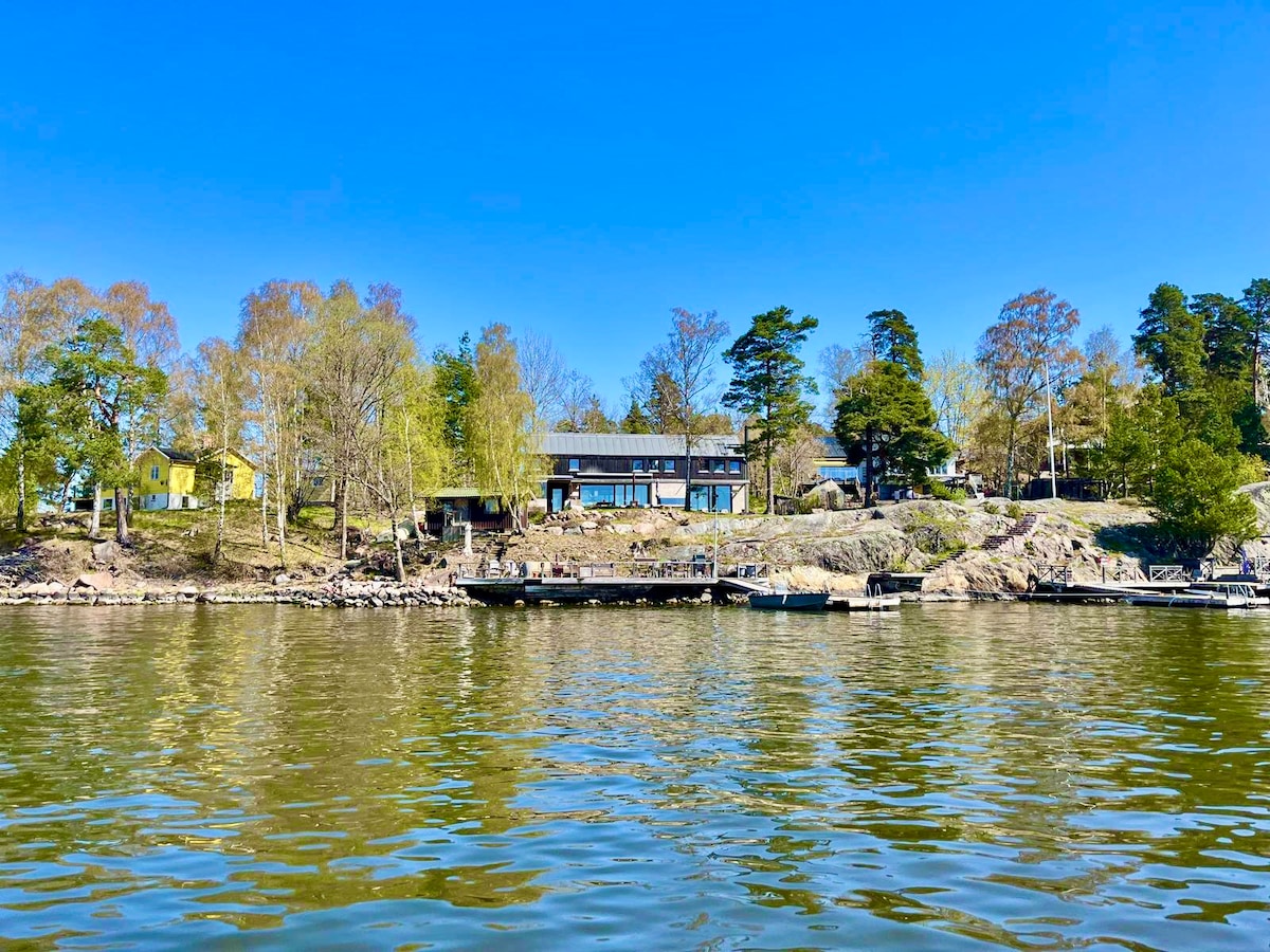 Waterfront house with big getty close to the city