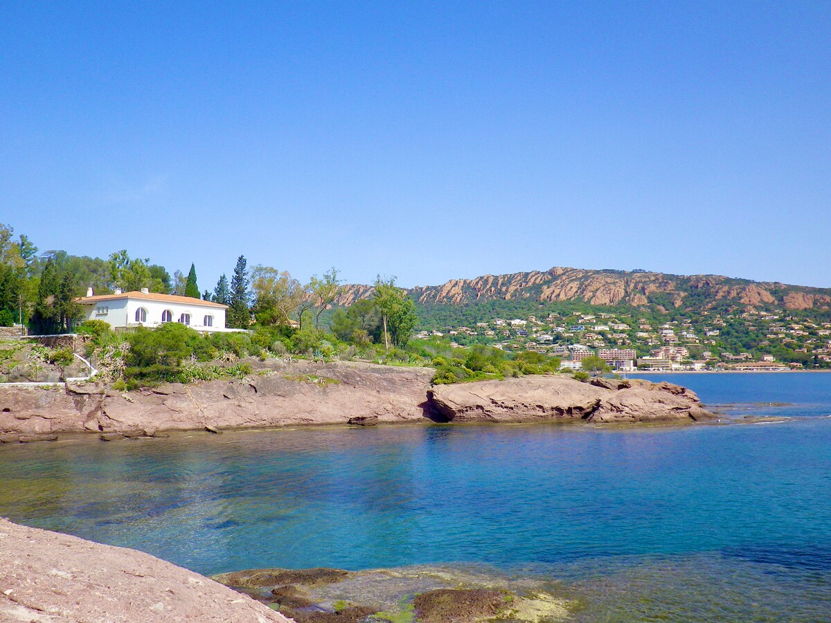 Villa PIEDS DANS L'EAU accès et vue mer, jardin