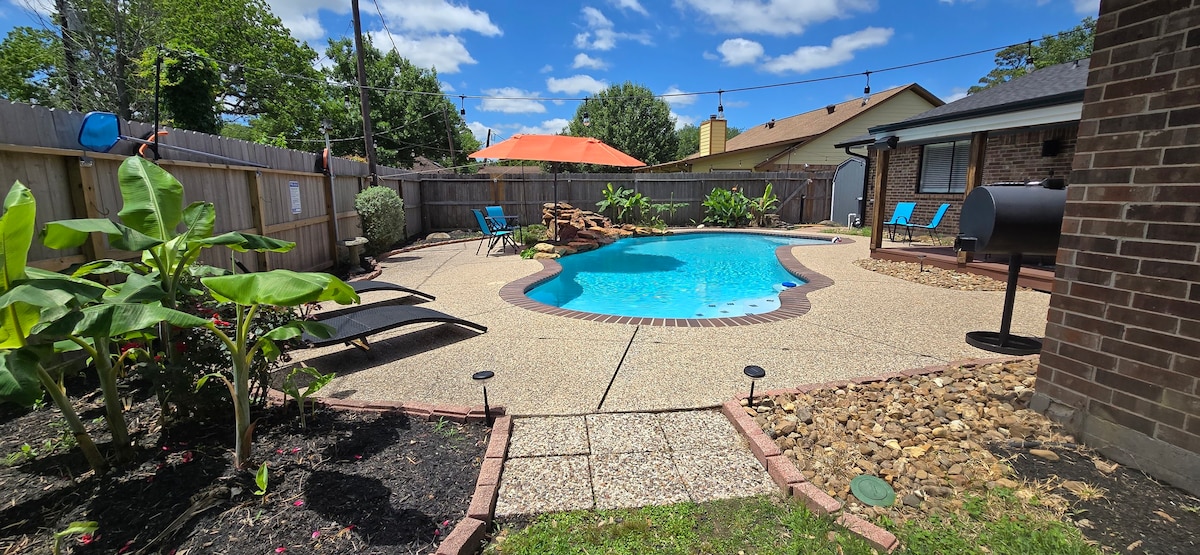 Comfy Pool House