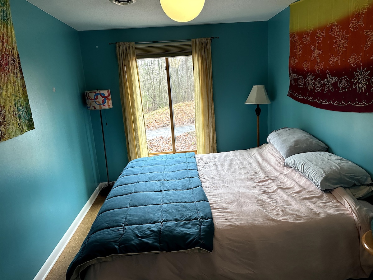 2卧室公寓，位于大自然中，靠近麻省大学的美丽房源