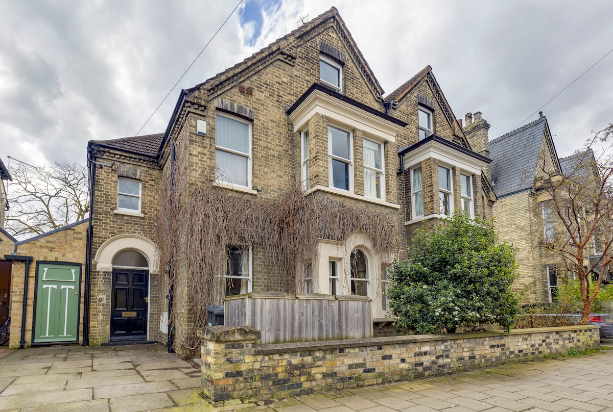 Spacious Victorian Home with Free Parking