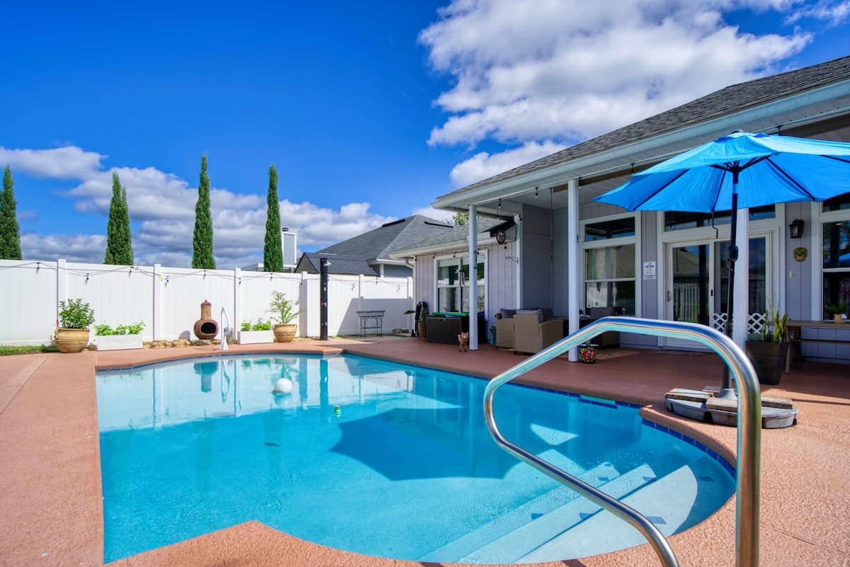 Golden Retreat Paradise, Privacy Pool, NAS JAX