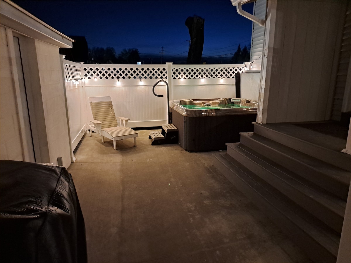 Wayside Getaway with cozy patio & private hot tub!