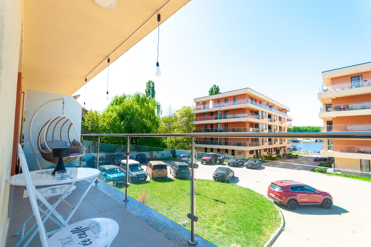 Lakefront Panoramic Apartment with Pool