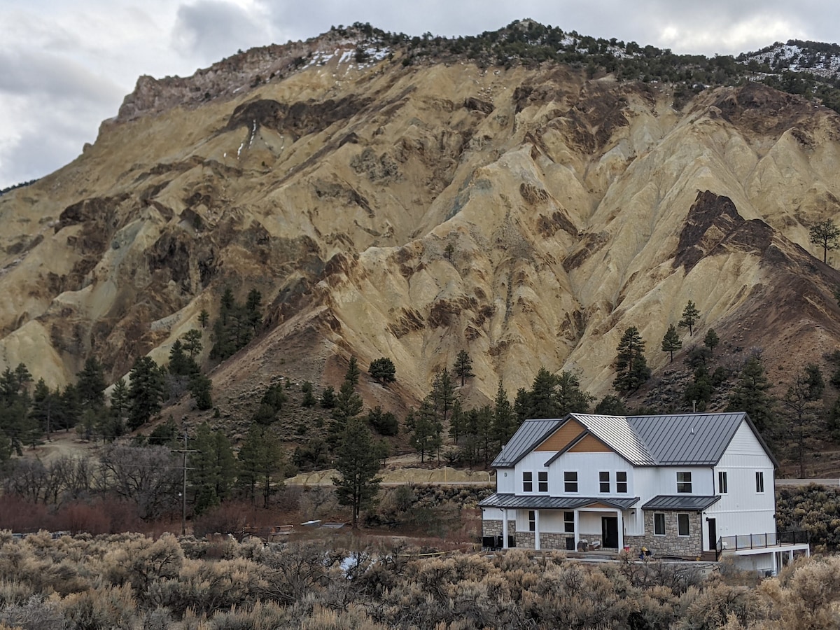 Spacious Lodge viewing the Big Rock Candy Mountain