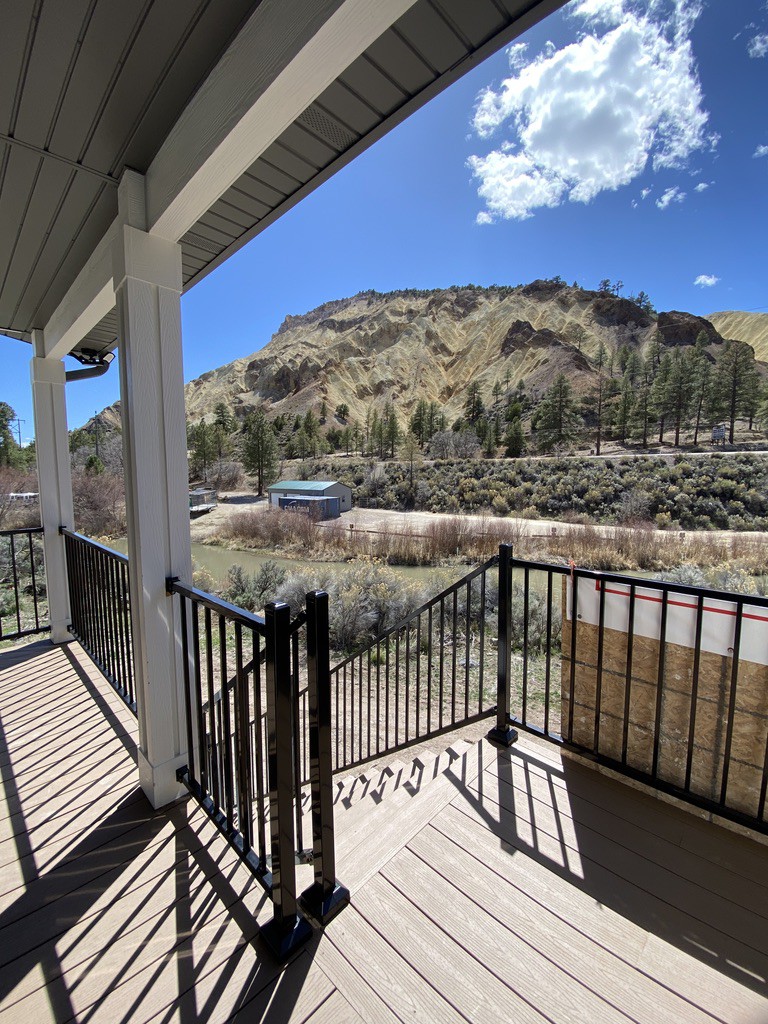 Spacious Lodge viewing the Big Rock Candy Mountain