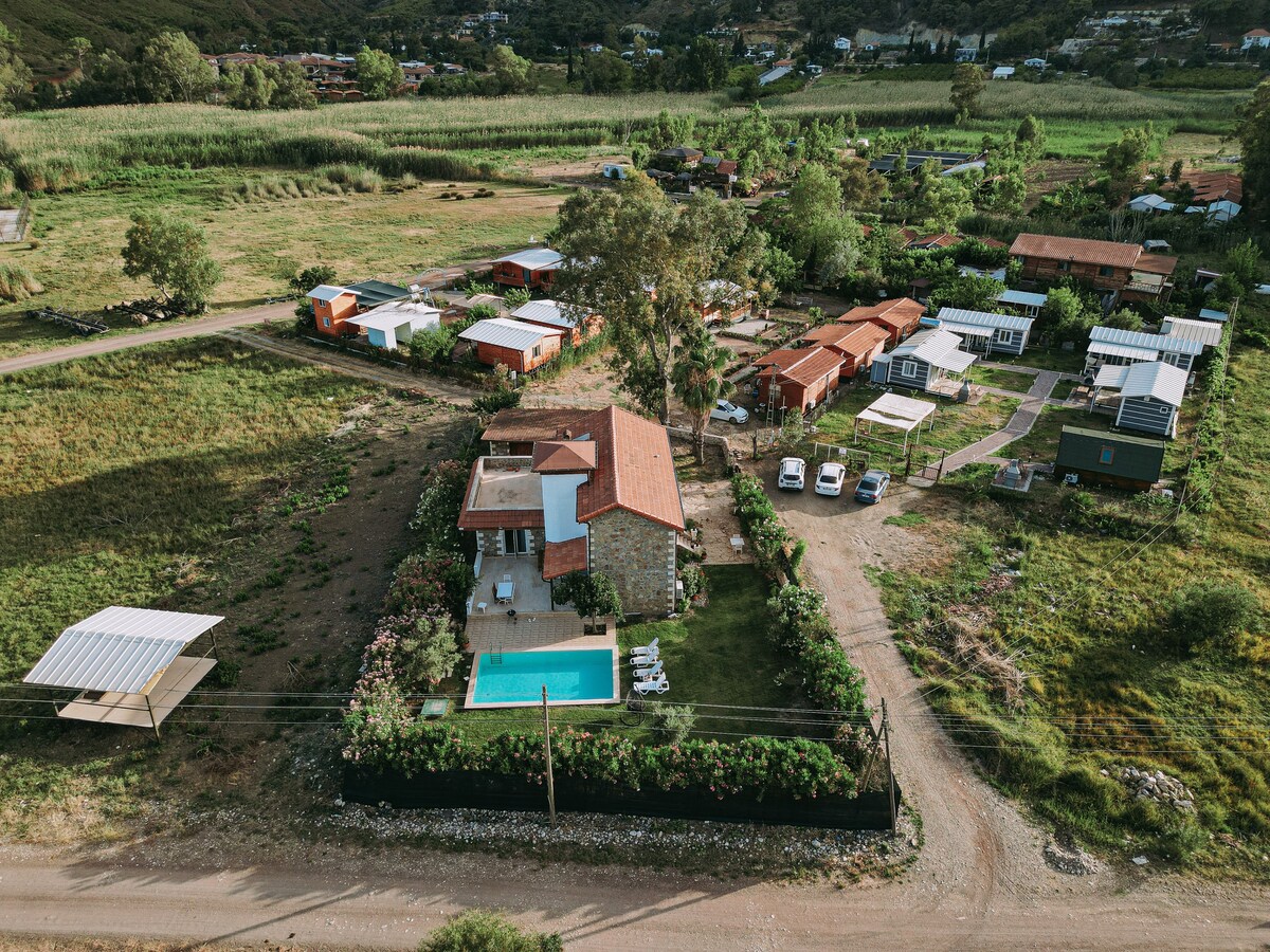 Adrasan da denize en yakın taş villa sahile 200 mt